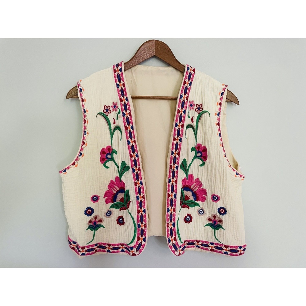 Floral Embroidered Cotton Blend Boho Sleeveless Cropped‎ Vest. Size S/M.